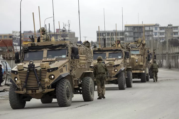 Α. Κ. Καρενμπάουερ: Πιθανή αποχώρηση των στρατευμάτων του ΝΑΤΟ από το Αφγανιστάν τον Σεπτέμβριο
