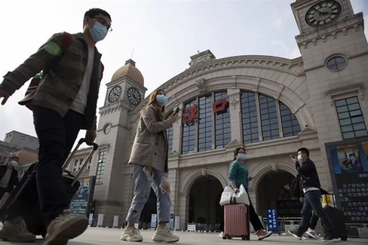 Κίνα: Λήξη αποκλεισμού της Ουχάν - Εκατοντάδες επιβάτες στο σιδηροδρομικό σταθμό
