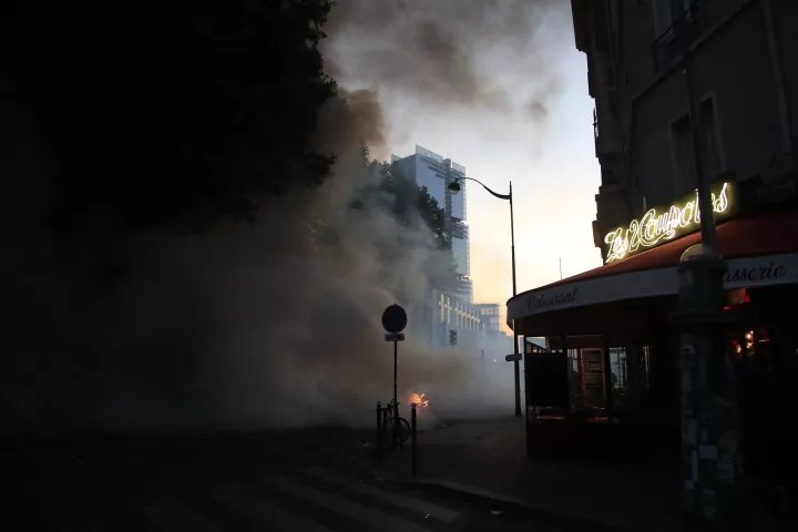 Γαλλία: Δακρυγόνα από την αστυνομία σε διαδήλωση κατά του ρατσισμού