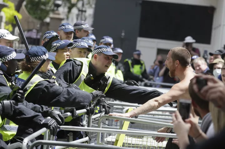 Λονδίνο: Συγκρούσεις διαδηλωτών κατά του ρατσισμού με ακροδεξιές οργανώσεις 