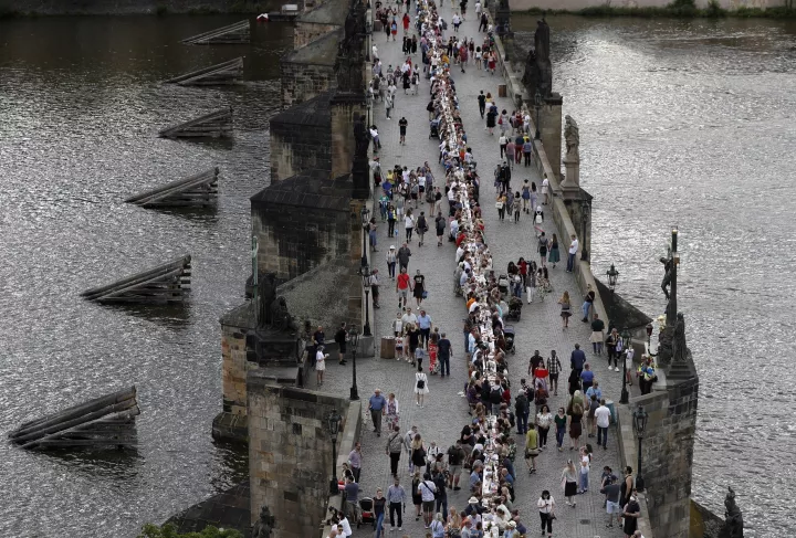 Τσεχία: Χιλιάδες άνθρωποι στην Πράγα γιόρτασαν «το τέλος της επιδημίας» 