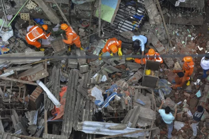 Ινδία: Σε 35 αυξήθηκε ο αριθμός των νεκρών από την κατάρρευση κτιρίου 