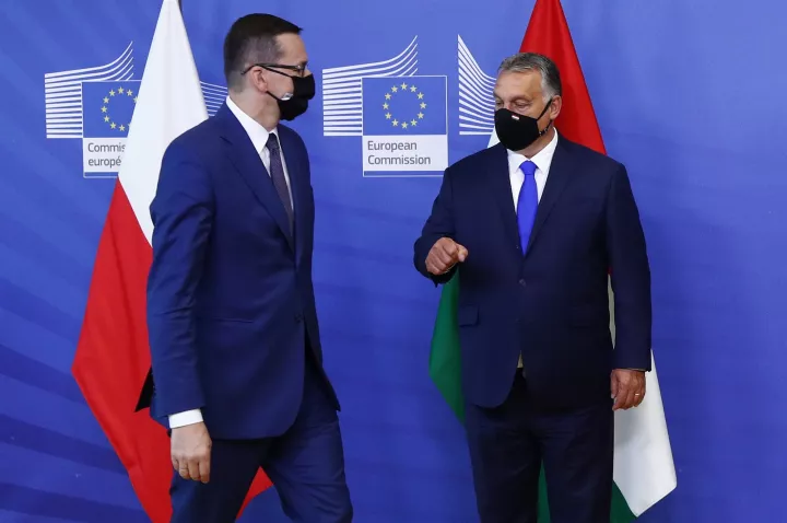 Bloomberg: Βαθαίνει το ρήγμα της ΕΕ με την Πολωνία και την Ουγγαρία