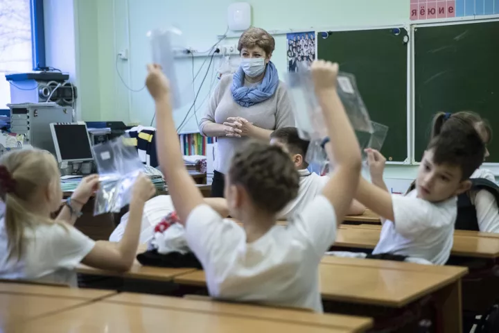 Κορονοϊός: Τα παιδιά κάτω των 12 έχουν μόλις το 1/16 του ιικού φορτίου των 80άρηδων