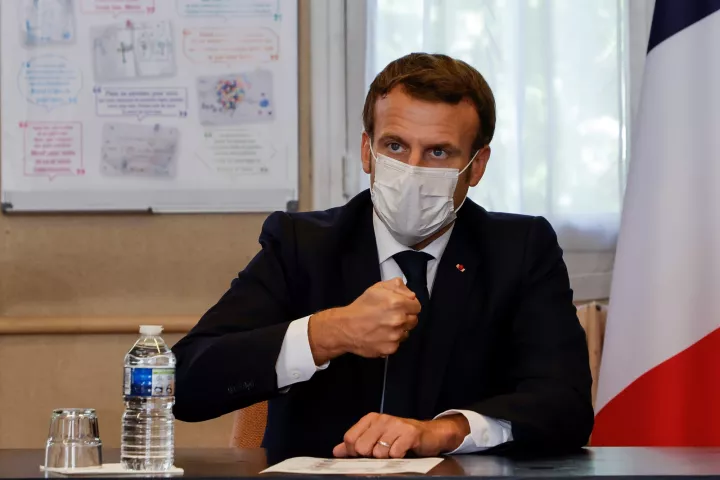 Μακρόν: Η Γαλλία θα ζει με τον ιό τουλάχιστον έως τα μέσα του 2021