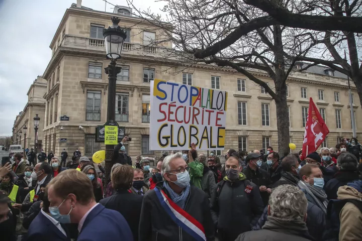 Γαλλία: Χιλιάδες διαδηλώνουν κατά του νομοσχεδίου για περιορισμό μετάδοσης εικόνων των αστυνομικών