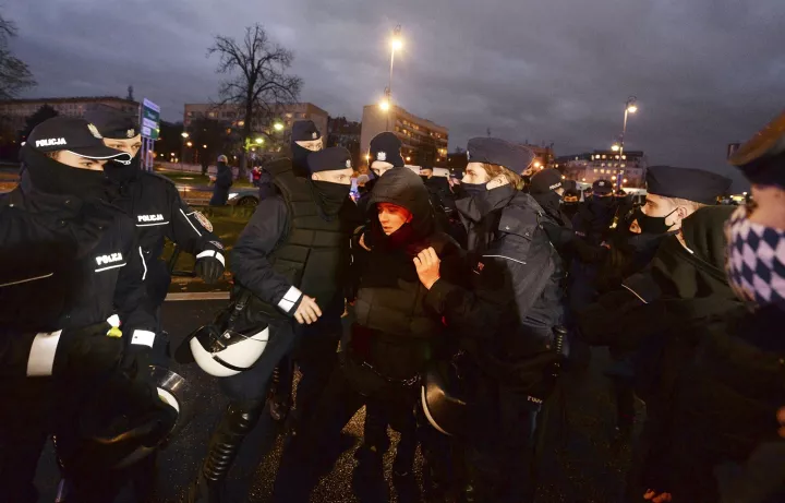 Συγκρούσεις της πολωνικής αστυνομίας με διαδηλωτές για τον περιορισμό του δικαιώματος στην άμβλωση