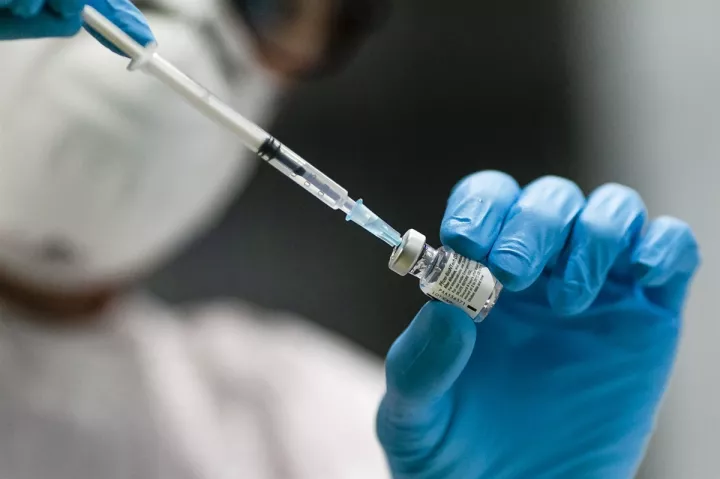 Politico: Η Γερμανία παραβίασε την ευρωπαϊκή αλληλεγγύη με τα εμβόλια - Άφεση της δίνει η Κομισιόν
