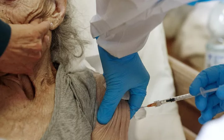 Ιταλίδα 108 ετών εμβολιάστηκε κατά της Covid-19
