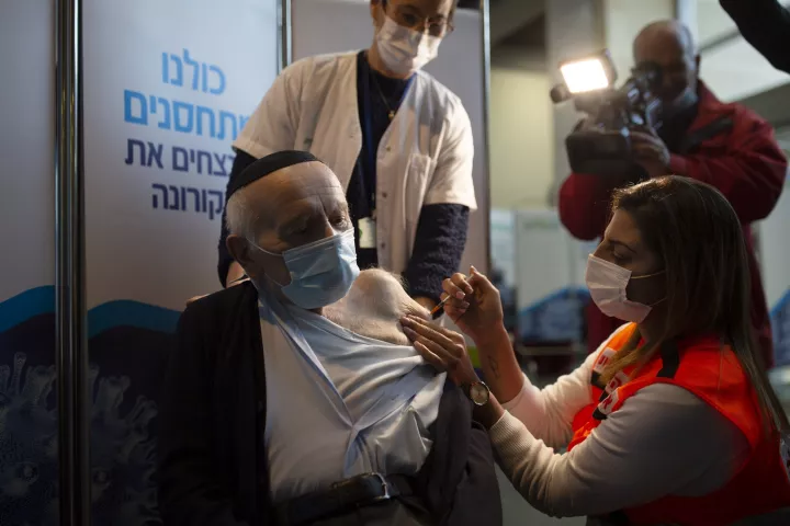 «Ενθαρρυντικά» τα πρώτα στοιχεία από τους εμβολιασμούς στο Ισραήλ