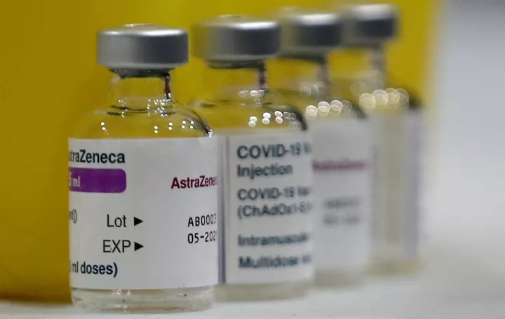ΕΜΑ: Η χρήση των εμβολίων της ΑstraZeneca μπορεί να συνεχιστεί 