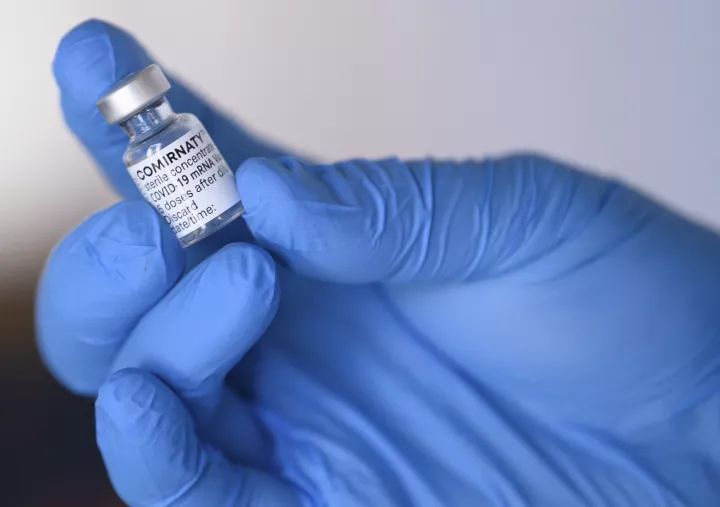 Οι Pfizer Inc/BioNTech δοκιμάζουν τρίτη, ενισχυτική, δόση του εμβολίου τους