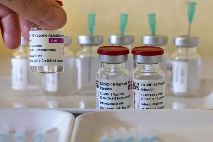 Reuters: Η ΕΕ ελέγχει την ινδική εταιρεία παραγωγής εμβολίων με την οποία συνεργάζεται η AstraZeneca 