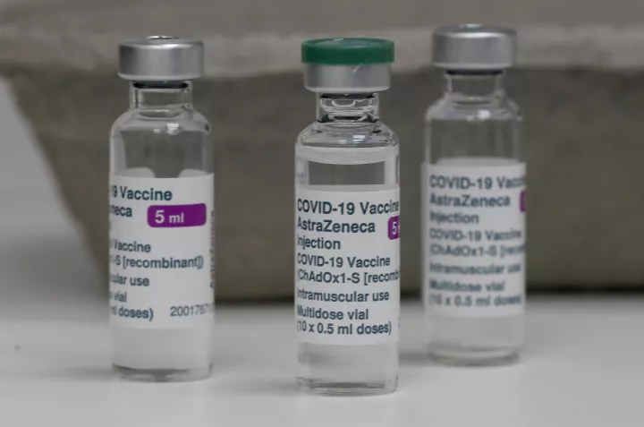 Η Ιρλανδία αντίθετη με το μπλοκάρισμα των εξαγωγών από την ΕΕ εμβολίων κατά της Covid