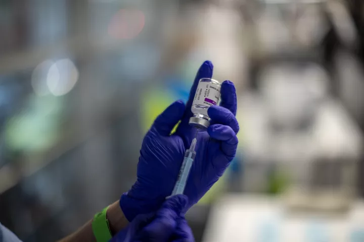 Η Κομισιόν ανησυχεί για δυσχέρειες στην παραγωγή εμβολίων και αναζητά λύσεις