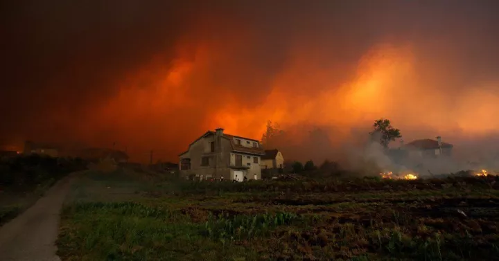 Τους 45 έφτασαν οι νεκροί από τις πυρκαγιές στην Πορτογαλία, παραιτήθηκε η υπουργός Εσωτερικών