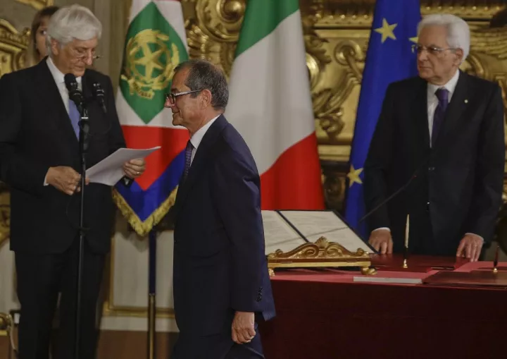 Ιταλία: Ο πρόεδρος Ματαρέλα ζήτησε από τον ΥΠΟΙΚ Τρία να μην παραιτηθεί