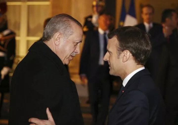 Ψυχραιμότερο διάλογο μεταξύ Τουρκίας και ΕΕ ζήτησε από τον Ερντογάν ο Μακρόν