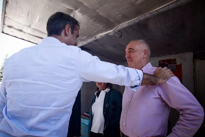 Στο εκλογικό περίπτερο του ΣΥΡΙΖΑ στα Τρίκαλα ο Κυριάκος Μητσοτάκης