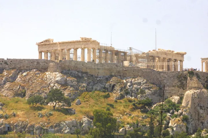 Ο Καμπούρογλου διαψεύδει τον ανιστόρητο Εντι Ράμα για τον βομβαρδισμό της Αθήνας