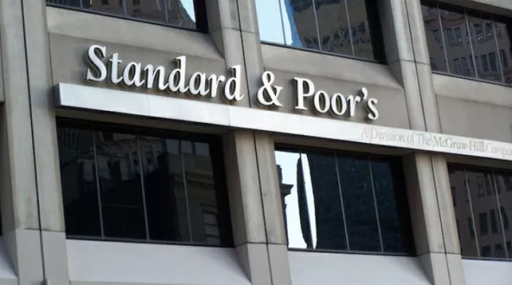H Standard & Poor&#039;s αναβάθμισε τις ελληνικές τράπεζες