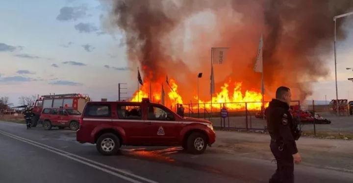 Λάρισα: Φωτιά σε εργοστάσιο ξυλείας - Φόβοι για εκρήξεις
