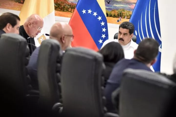 Όσο ο διάλογος συνεχίζεται, ο Maduro θα χορεύει Salsa