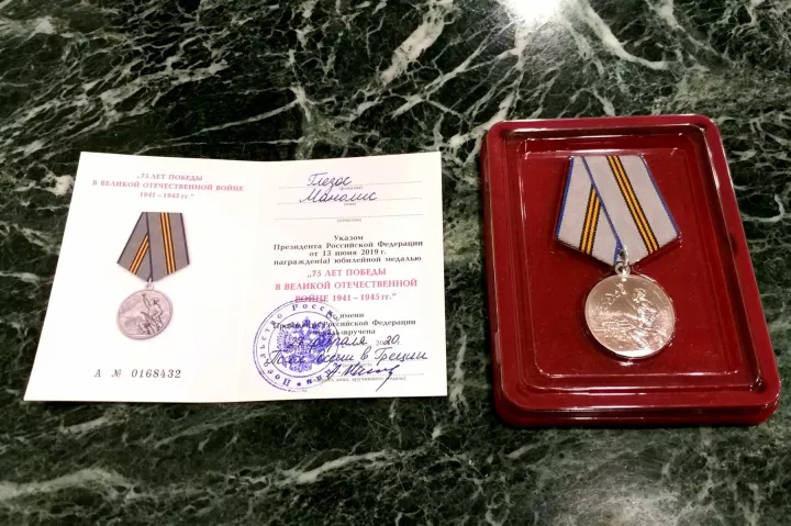 Μετάλλιο στον Μ. Γλέζο από το Ρώσο πρέσβη