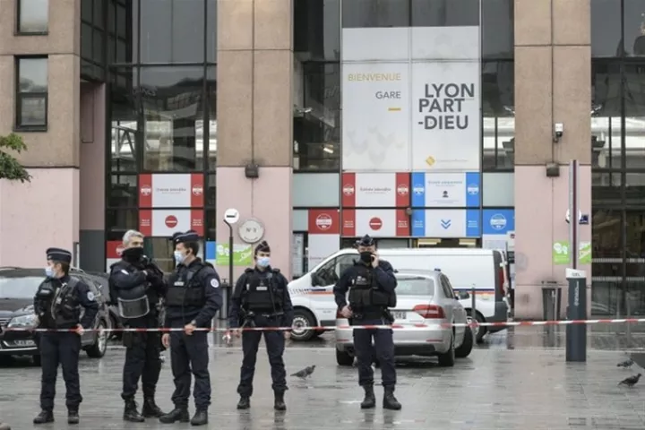 Γαλλία: Γυναίκα που φώναζε «Αλλάχου Ακμπάρ» απείλησε να ανατιναχθεί στο σταθμό της Λυόν