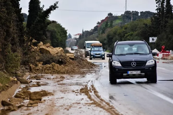 Μετρά τις πληγές της η Κρήτη μετά την κακοκαιρία - Χωριά παραμένουν αποκλεισμένα