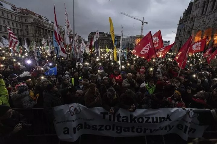Ουγγαρία: 10.000 διαδηλωτές στους δρόμους της Βουδαπέστης κατά του Β. Όρμπαν