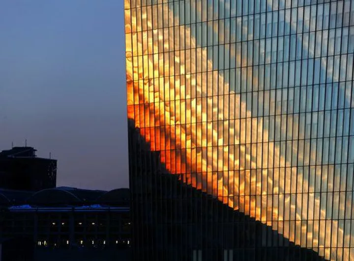 Reuters: Η ΕΚΤ αναζητά ήπιο τρόπο για τη μείωση των «κόκκινων» δανείων των τραπεζών της Ευρωζώνης
