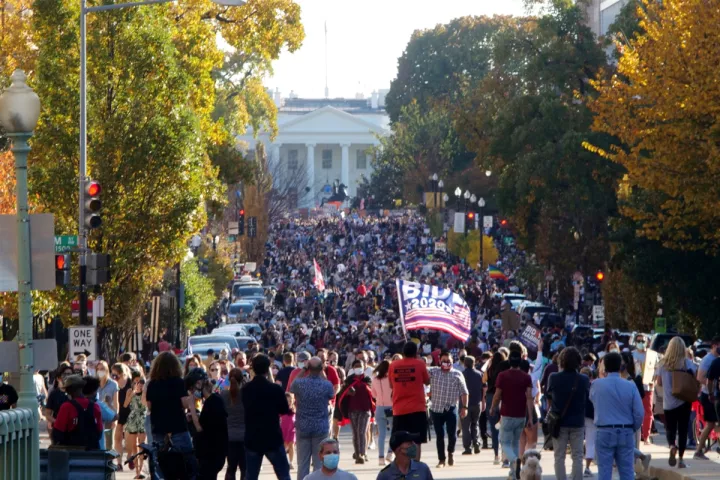 Στους δρόμους χιλιάδες Αμερικανοί για να πανηγυρίσουν τη νίκη Μπάιντεν