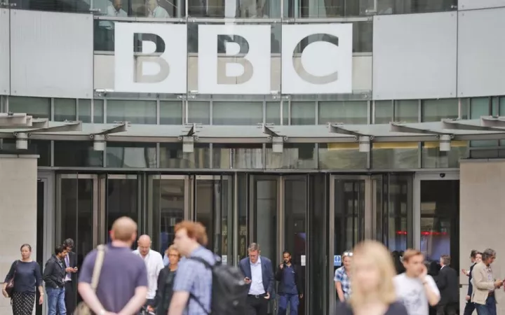 Το BBC προχωρά σε κατάργηση 450 θέσεων συντακτών