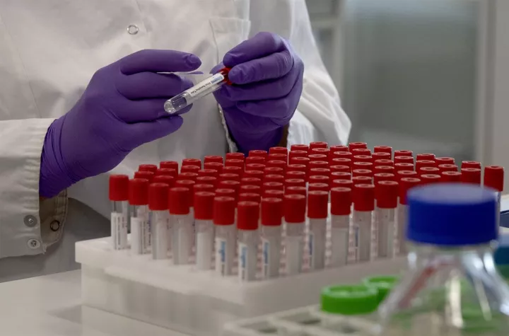 Προγραμματίζονται δοκιμές ενέσιμου στέλεχους του κορονοϊού σε εθελοντές προκειμένου να διαπιστωθεί εάν τα πειραματικά εμβόλια λειτουργούν