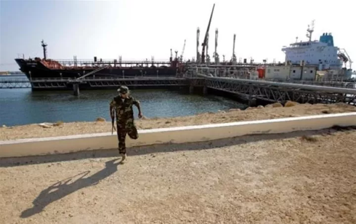 «Καταδικασμένο να αποτύχει το εμπάργκο όπλων στη Λιβύη»