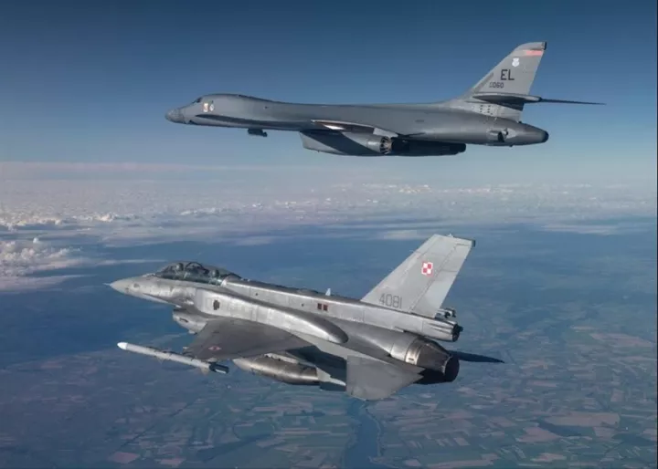 Ελληνικά F-16 συνόδευσαν αμερικανικά μαχητικά πάνω από τα Σκόπια