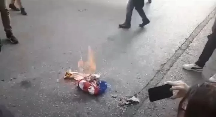 Διαδηλωτές έκαψαν τη σημαία των ΗΠΑ μπροστά στο προξενείο