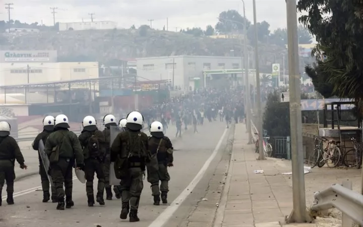Συμπλοκές στην Μυτιλήνη μεταξύ αντιεξουσιαστών και αστυνομικών δυνάμεων