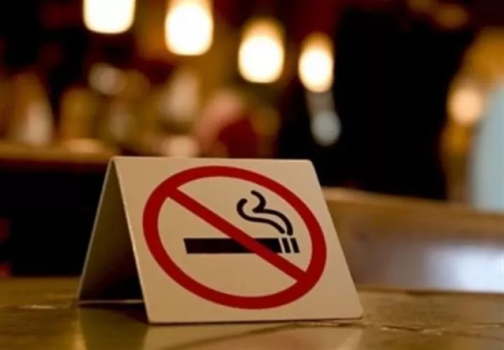 Απόλυτα σαφής η νομοθεσία κατά του καπνίσματος 