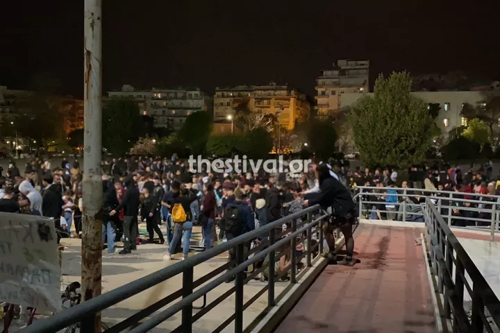 Θεσσαλονίκη: «Κορονοπάρτι» με πάνω από χίλια άτομα στην πλατεία του ΑΠΘ