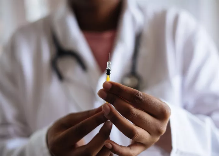 Βρετανία: Η κυβέρνηση ζητά να εγκριθεί το εμβόλιο της AstraZeneca 
