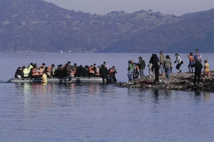 Βάρκα με 32 πρόσφυγες και μετανάστες έφτασε στη Λέσβο