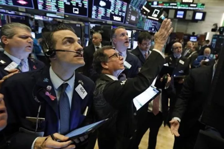 «Βουτιά» και πάλι στην Wall - Απώλειες 1.600 μονάδων για τον Dow