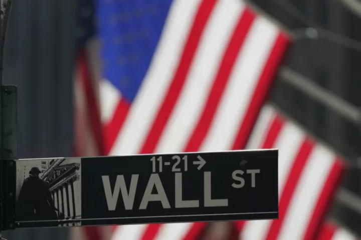 Μικτά πρόσημα στην Wall Street εν αναμονή των αποφάσεων για το πακέτο στήριξης