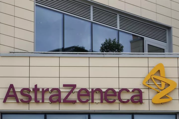 Bloomberg: Νέα κλινική δοκιμή ετοιμάζει η AstraZeneca για το εμβόλιο 