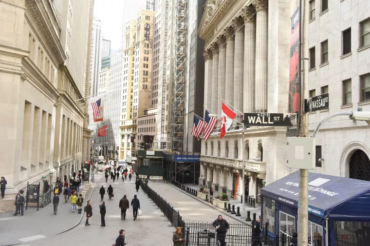 Μικτά πρόσημα στη Wall Street, αλλά διευρύνει το ρεκόρ του ο Dow Jones