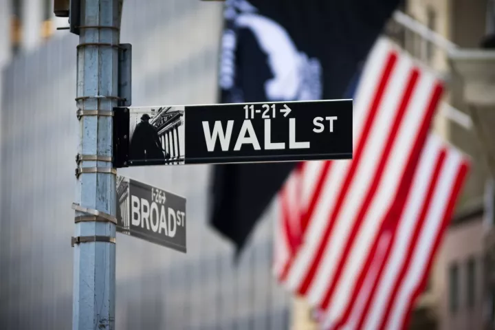 Μικρές απώλειες στην Wall Street εν αναμονή για το πακέτο στήριξης