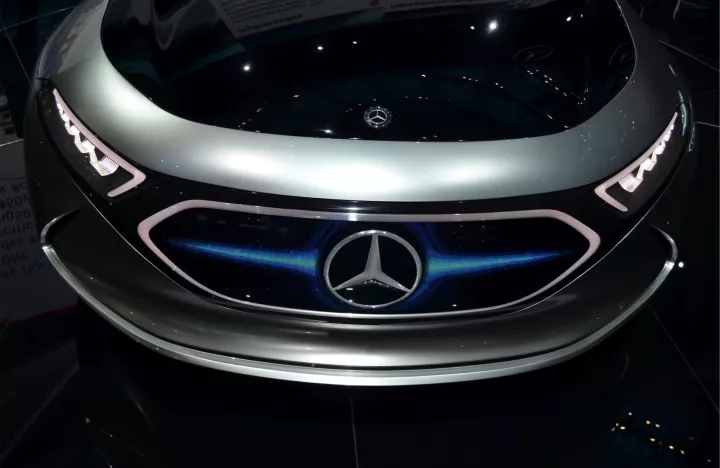 Η Mercedes παρουσιάζει μικρό ηλεκτρικό SUV με στόχο να ξεπεράσει την Tesla