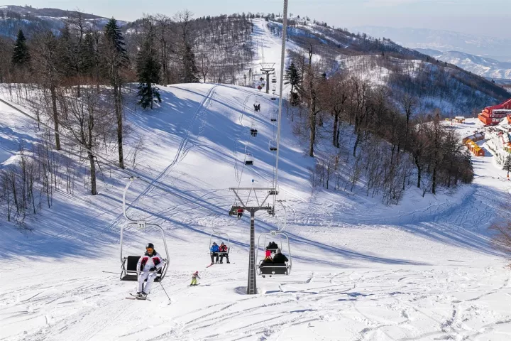 Στα χιονοδρομικά κέντρα, οι Πολωνοί γιορτάζουν τη μερική χαλάρωση των μέτρων